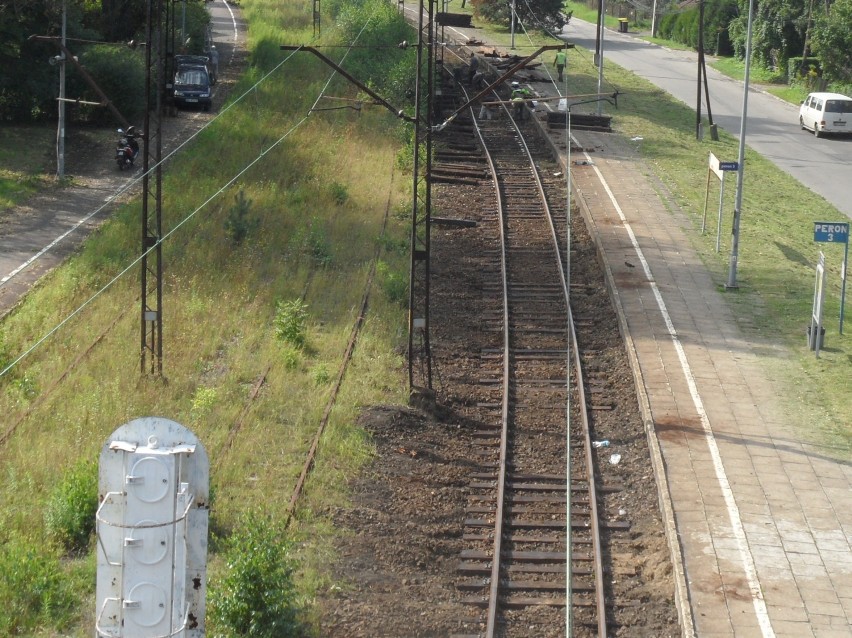 Remont torów kolejowych w Kazimierzu Górniczym idzie pełną parą [ZDJĘCIA]