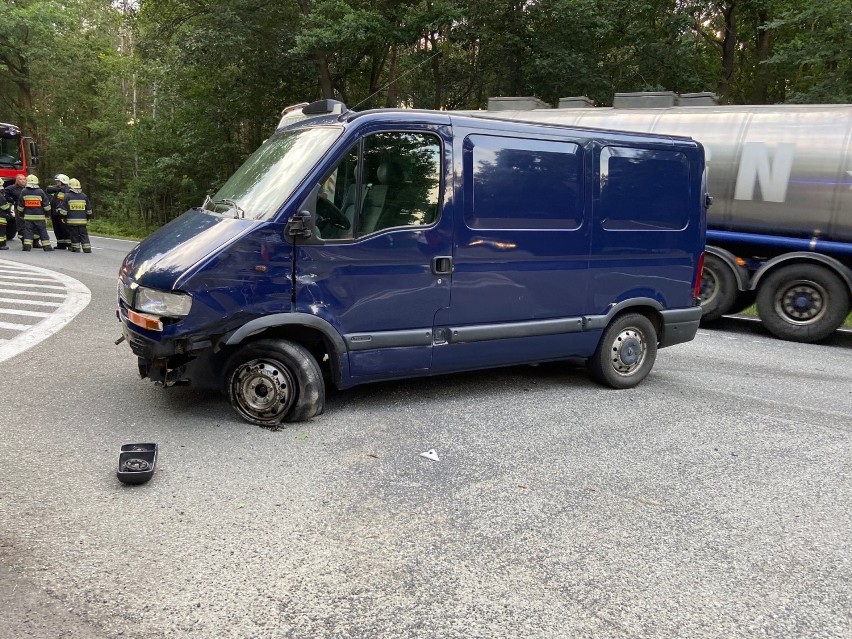 Motocykl zderzył się z samochodem dostawczym na DK 45 w Jełowej 