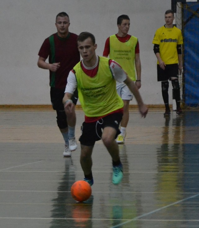 Bartosz Wojtysiak w barwach Juranda Lasowice w meczu Powiatowej Malborskiej Ligi Futsalu.
