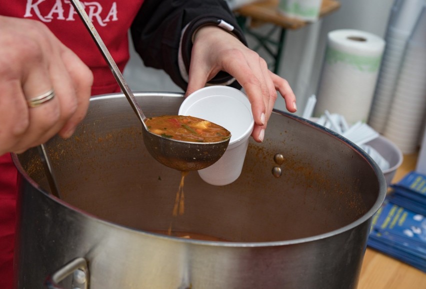Puck ma rkord Guinnessa: najwięcej osób jedzących zupę w wodzie (6. Zaślubinowe Morsowanie - Morsy Puck)