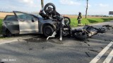 Straszny karambol na DK8. Dwa motocykle i dwa auta, ogromne zniszczenia. Trzy osoby ranne [ZDJĘCIA]