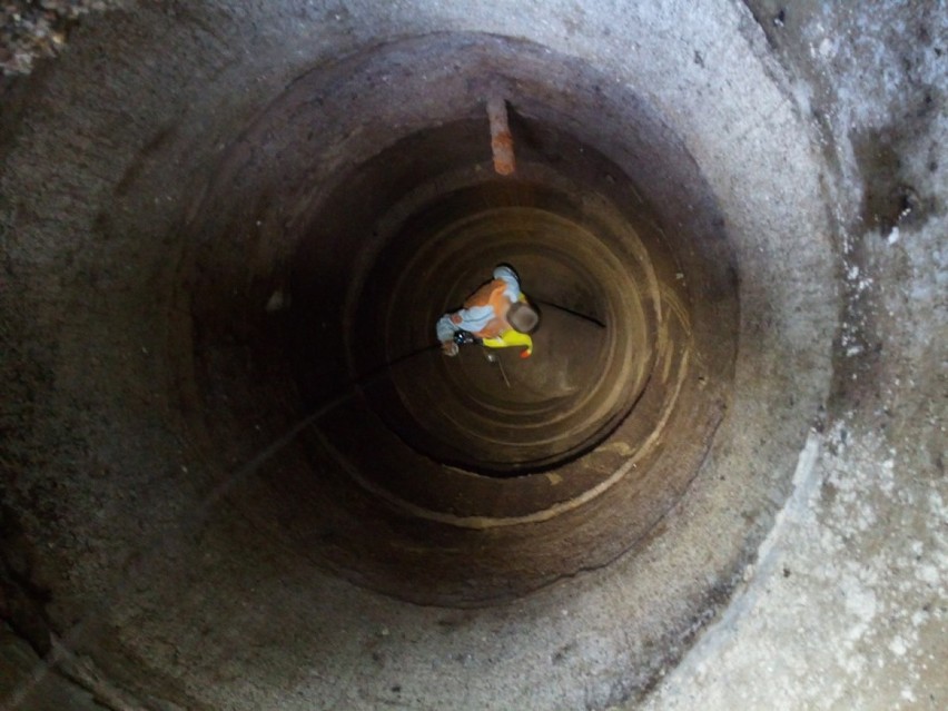 Chłopiec wpadł do 6 metrowej studni. Wyciągali go strażacy [ZDJĘCIA]
