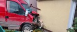 Gmina Mogilno. Wypadek w Niestronnie pod Mogilnem. Jeden z samochodów uszkodził stojący przy drodze dom. Zobaczcie zdjęcia