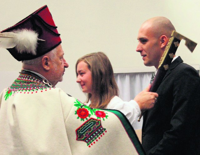 Rektor Hodorowicz ciupagą pasował studentów pierwszego roku podhalańskiej uczelni