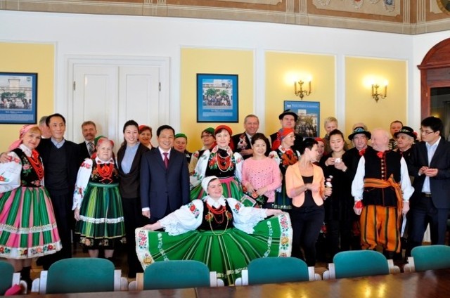 Chińska delegacja z Ksinżokami w łowickim ratuszu