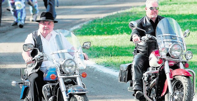 Witold Skrzydlewski na motorze wyprowadza żużlowców na tor w Łodzi. Damian Adamczak musi mieć jednak bilet na samolot