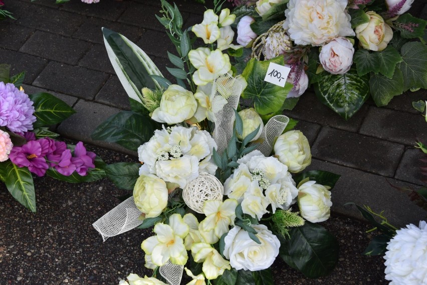 Wiązanki na cmentarz na Wszystkich Świętych 2022. Zobacz, jakie kwiaty można kupić w Kościerzynie [GALERIA]