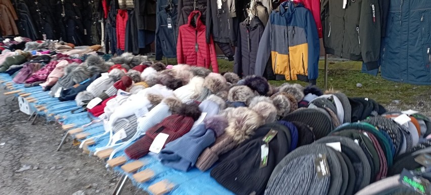 Ostatni w tym roku targ w Jędrzejowie w czwartek, 29 grudnia. Sprzedawano ciepłe ubrania, obuwie, firanki i nie tylko. Zobaczcie zdjęcia
