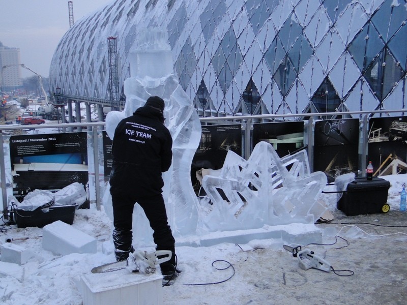 Poznań: Kolejna lodowa rzeźba powstaje przy dworcu PKP! [ZDJĘCIA]