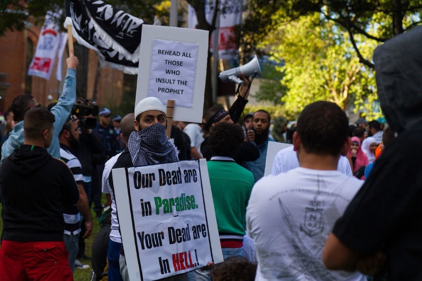 Podczas antyamerykańskich demonstracji w Sydney, Australia...