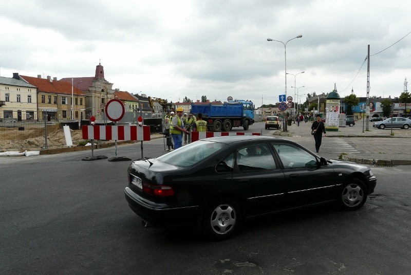 Plac Kościuszki zamknięty. W poniedziałek rano drogowcy zamknęli południową część [ZDJĘCIA]
