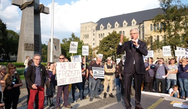 Jacek Jaśkowiak w czasie jednej z demonstracji solidarności z uchodźcami.