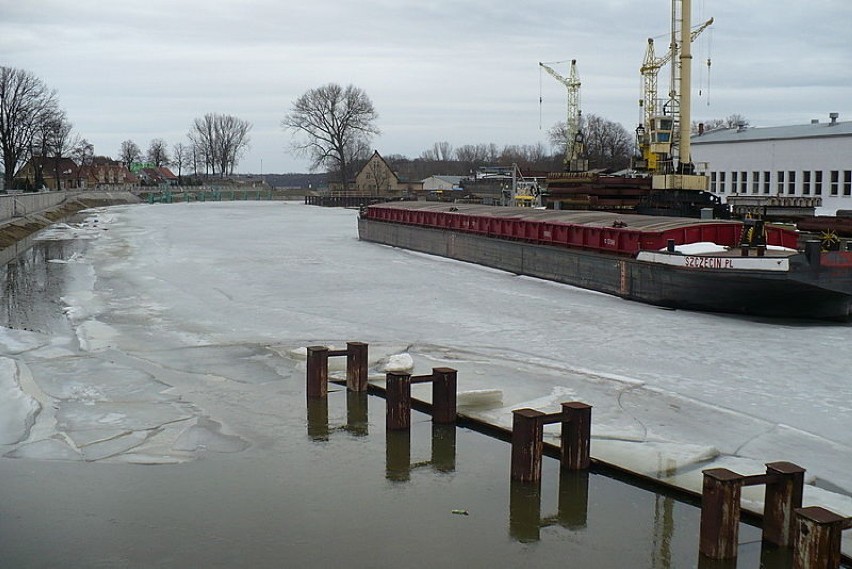 W kanale portowym miejscami jeszcze lód i barki muszą...