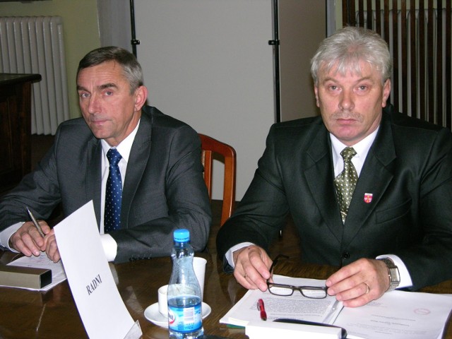 Wszystko wskazuje na to, że starosta Mirosław Belina (z lewej) i jego zastępca Tadeusz Grotkowski pozostaną na swoich stanowiskach