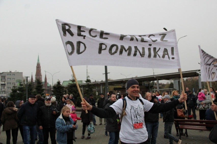 Pomnik Bohaterom Czerwonych Sztandarów był broniony przez...