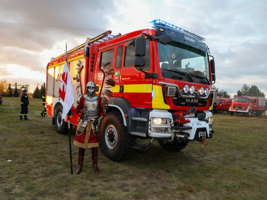 OSP Chojny powitały nowy wóz strażacki. To jeden z najnowocześniejszych samochodów ratowniczo- gaśniczych 