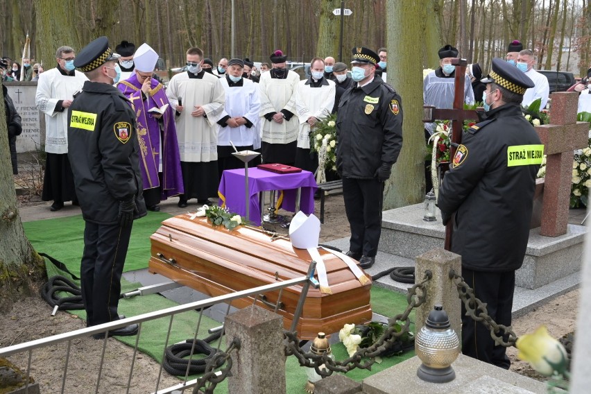 Na cmentarzu farnym w Grudziądzu pochowano ks. infułata...