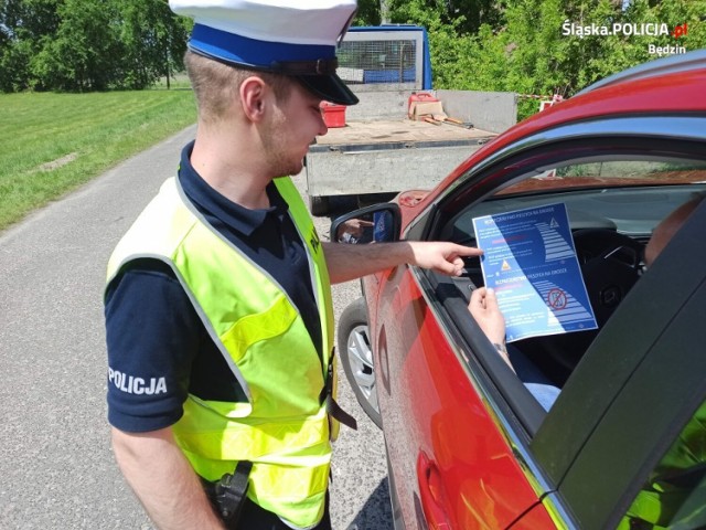 Będzińscy policjanci uświadamiali kierowców, wręczali im także specjalne broszury 

Zobacz kolejne zdjęcia/plansze. Przesuwaj zdjęcia w prawo - naciśnij strzałkę lub przycisk NASTĘPNE