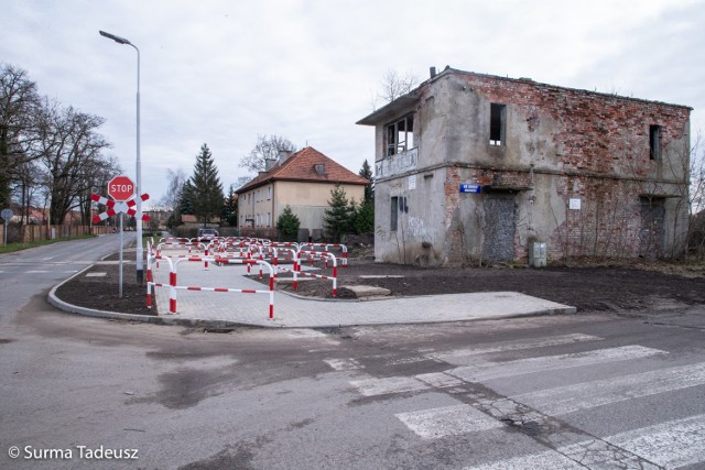 Na ulicy Lotników zamontowano biało-czerwone barierki, które wyznaczają przejście przez przejazd kolejowy.