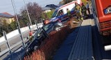 Dziwny wypadek w Wadowicach na parkingu przed supermarketem. Zjechała ze skarpy