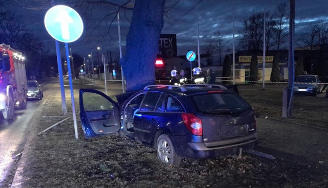 Na ul. Ofiar Oświęcimia w Brzeszczach samochód osobowy z 4-osobową rodziną uderzył w drzewo