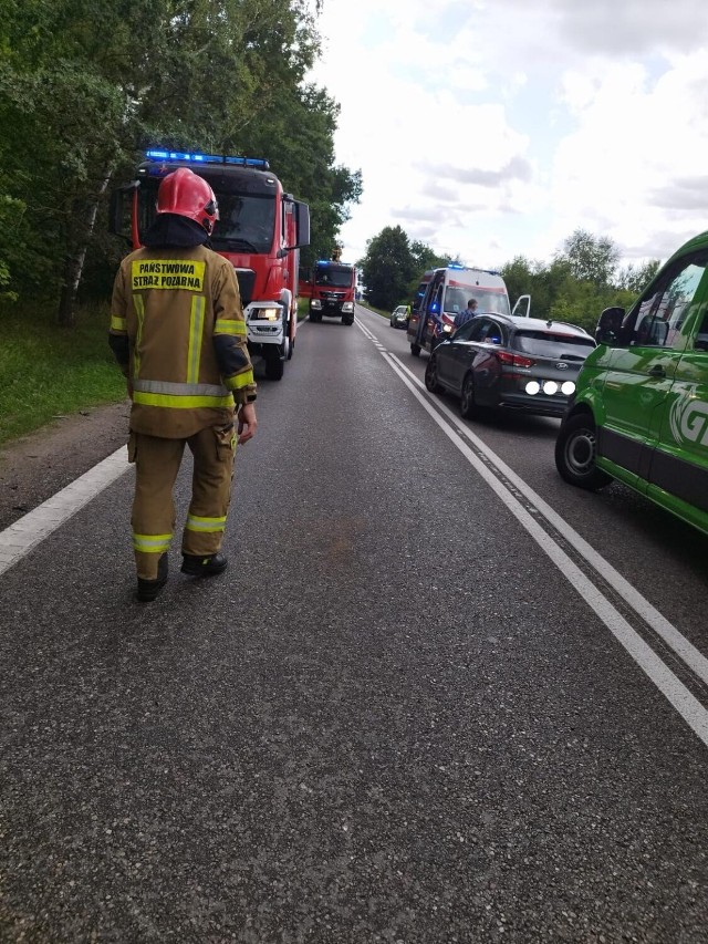 We wtorkowe wczesne popołudnie 18 lipca, około godziny 14 w Ługach (gm. Nowa Wieś Lęborska) doszło do zderzenia samochodu osobowego marki hyundai, którym kierował 26-latek z powiatu lęborskiego z ciężarowym mercedesem, kierowanym przez 33-letniego mężczyznę.