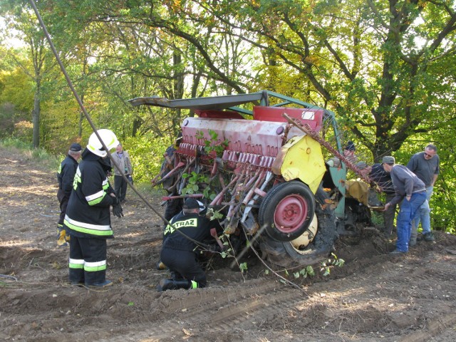 Strażacy ze Starogardu wyciągali ciągnik