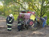 Strażacy ze Starogardu wyciągali ciągnik z rzeki - ZDJĘCIA