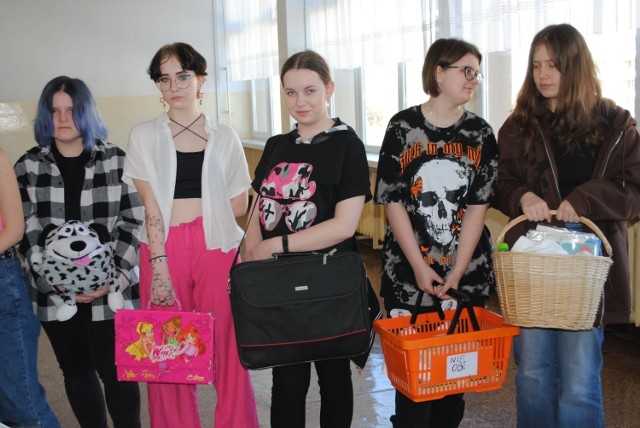 Dzień bez plecaka w XII Liceum Ogólnokształcącym w Radomiu, licealiści zaskoczyli wszystkich swoją pomysłowością. Więcej na kolejnych  zdjęciach