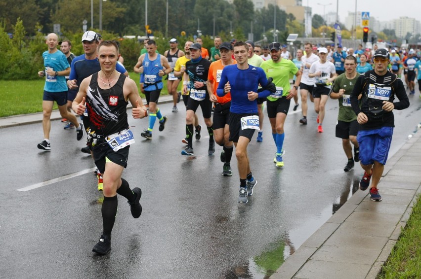 39. PZU Maraton Warszawski. Tysiące biegaczy na ulicach Warszawy! [ZDJĘCIA, GALERIA 2] 