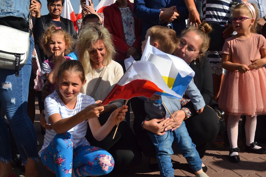 Obraz Matki Bożej Częstochowskiej dotarł do parafii pw. św. Mikołaja w Ujściu. Maryję witał na ulicach tłum ludzi [ZOBACZ ZDJĘCIA]