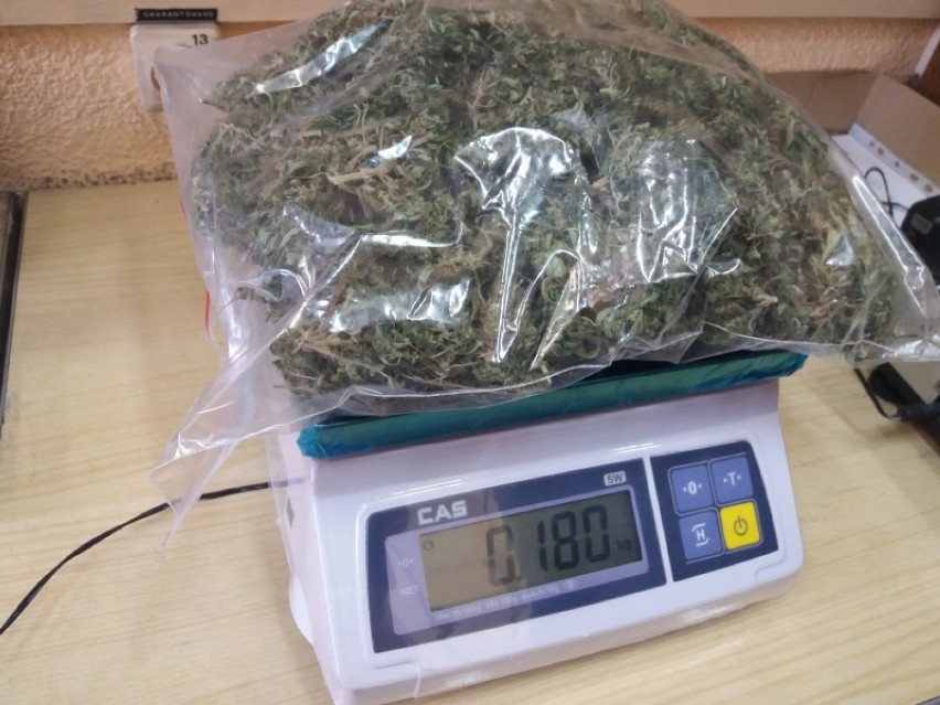 Kaliscy policjanci przejęli ponad dwa kilogramy marihuany i zatrzymali 65-letniego dilera [FOTO, WIDEO]