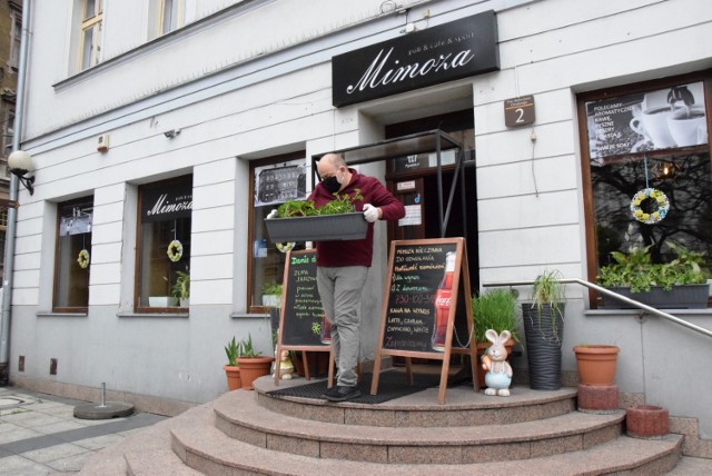 Mimoza Sports Pub & Caffe & Bistro w Bielsku-Białej. Sławomir Prorok wystawia kwiaty przed lokal. Z niecierpliwością czeka na klientów
Przesuwaj za pomocą gestów lub strzałki