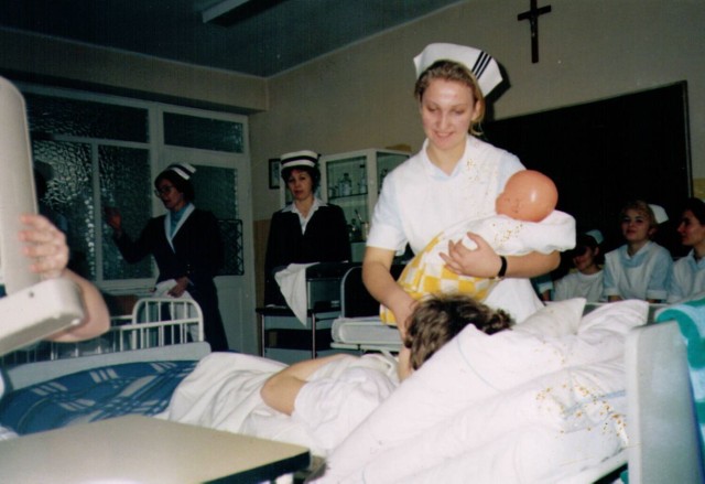 Zajęcia praktyczne z położnictwa w szkolnej pracowni, rok 1990