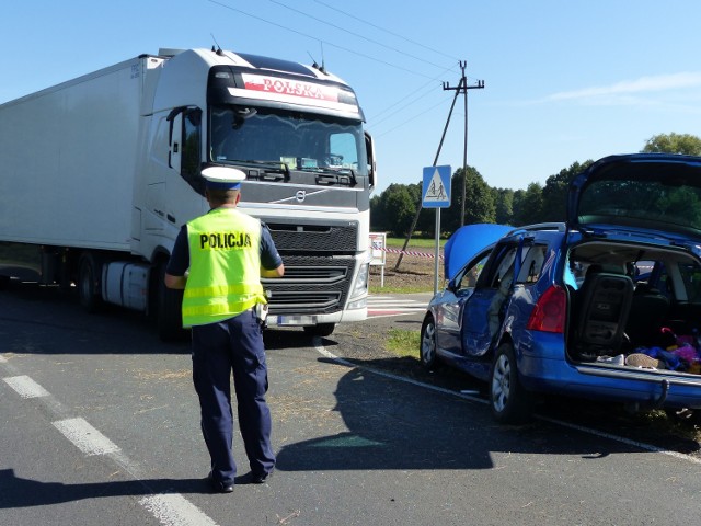 Zderzenie osobówki z ciężarówką w Prażuchach Nowych. Czwórka dzieci w szpitalu