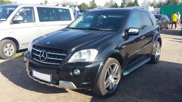 1. Mercedes ML. Silnik 6,3 benzyna, rok produkcji 2009, cena 109000 zł.