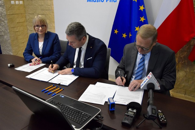 Umowę o dofinansowaniu przebudowy podpisali wiceprezydent Krzysztof Szewc i Jacek Bogusławski, członek zarządu województwa wielkopolskiego