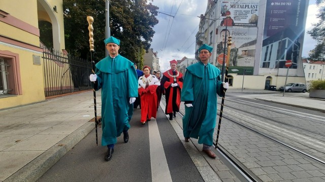 Nowy rok akademicki AJP zainaugurowała tradycyjnym przemarszem z katedry na uczelnię.