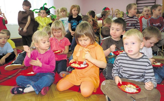 Dzieci z przedszkola nr 4 w Radomsku podczas zajęć na temat zdrowego odżywiania