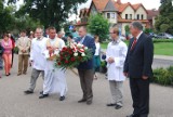 W Krokowej uczczono pamięć ofiar wojny i złożono kwiaty pod tablicą przy kościele