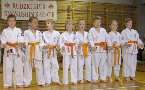 Poddanie się pod ocenę sędziów to ogromne przeżycie dla młodych karateków