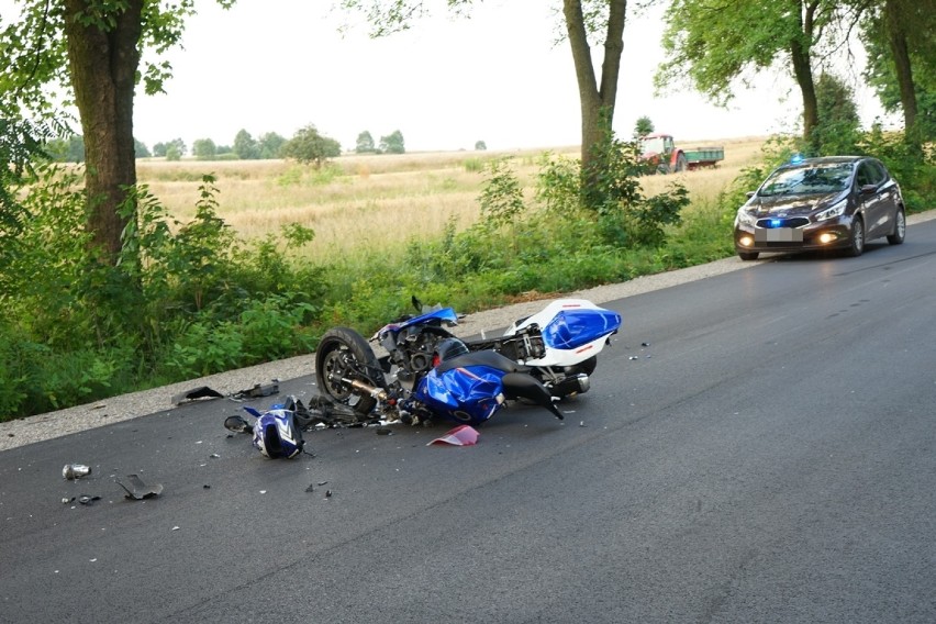 Wypadek w Strzałkowie: Motocykl wjechał w bmw