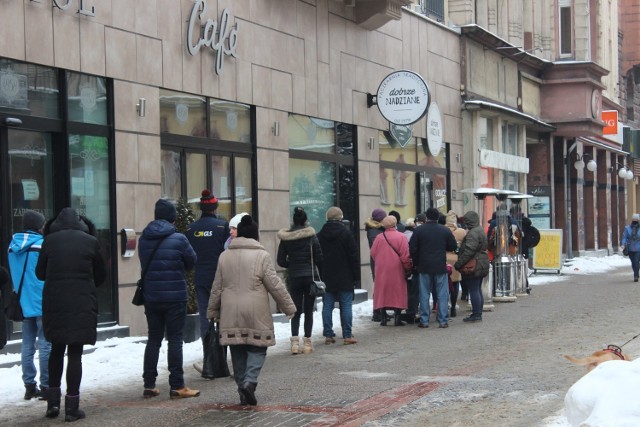 W Tłusty Czwartek w Bytomiu można było zaobserwować kolejki przed wejściem do najbardziej znanych cukierni w mieście. Zobacz zdjęcia >>>