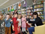 Senior czyta dzieciom w Sycowie. Zainaugurowano międzypokoleniową akcję 