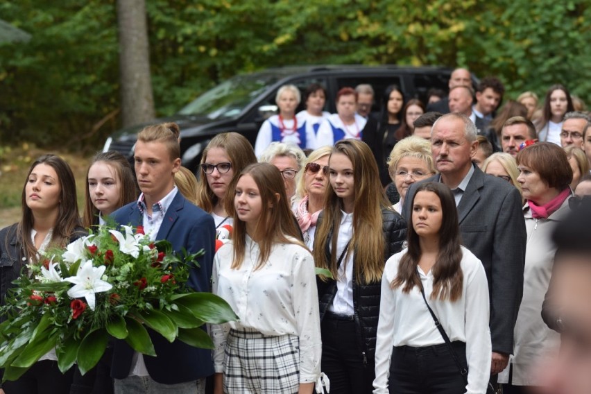 Złożyli kwiaty, zapalili znicze i pomodlili się. Uroczystości ku pamięci pomordowanych w Lesie Szpęgawskim. ZDJĘCIA 