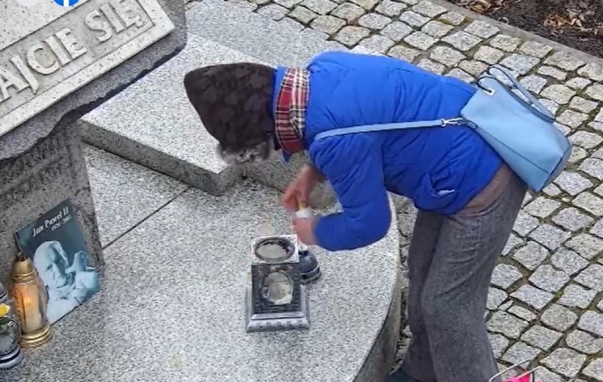 Ukradła wkład do znicza spod pomnika Jana Pawła II w Inowrocławiu [zdjęcia, wideo]