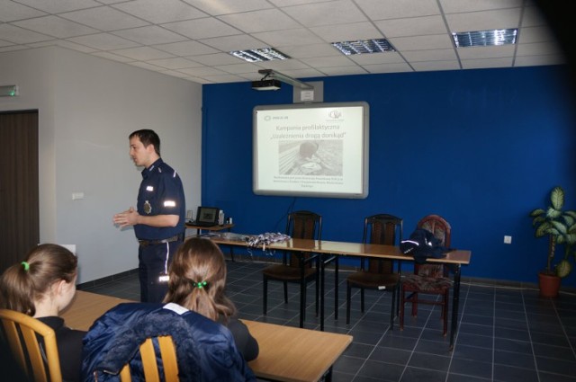 Policjanci z Wodzisławia z prezydentem Kiecą ostrzegają przed uzależnieniami