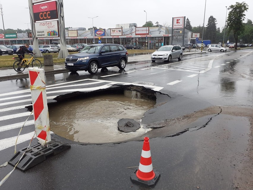 Stargard pod wodą. Jezioro przed Kauflandem, zalane ulice, podwórka, piwnice, opustoszałe targowisko  