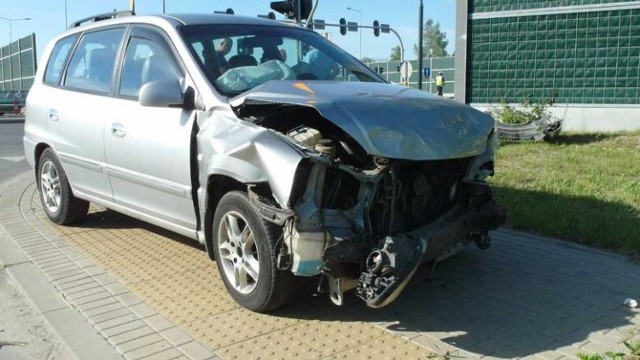 Do wypadku z udziałem radiowozu doszło 2 czerwca w Łodzi. Policjant kierujący nieoznakowaną kią został uznany winnym bezprawnego użycia sygnałów uprzywilejowania