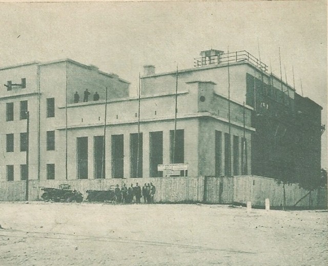 Budowa szkoły im. J. Piłsudskiego na zdjęciu z 1931 roku. „Panorama” z 19 lipca 1931 r.